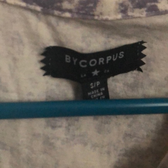 Cropped Button-Up Tank - Picture 3 of 4